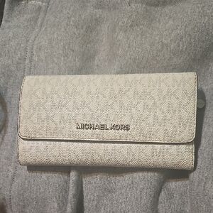 Michael Kors Jet Set Large Logo Trifold Wallet